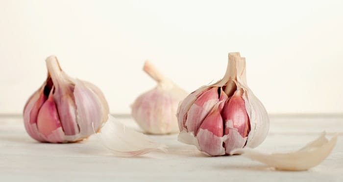 does garlic keep mosquitoes away